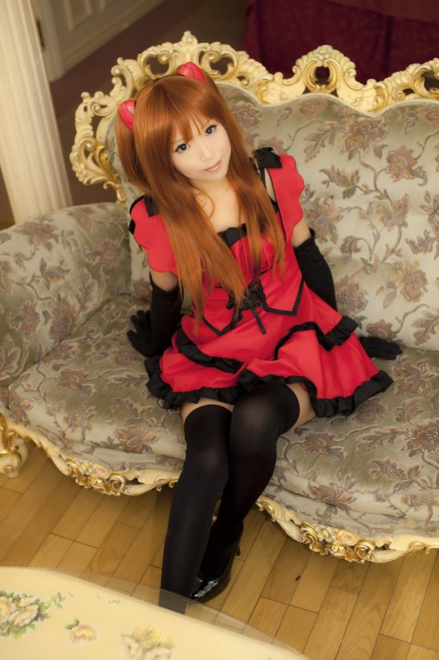 コスプレイヤー 真白ゆき 赤いドレスに黒ニーハイのテカリがエロい アスカ(新世紀エヴァンゲリオン) コスプレ画像
