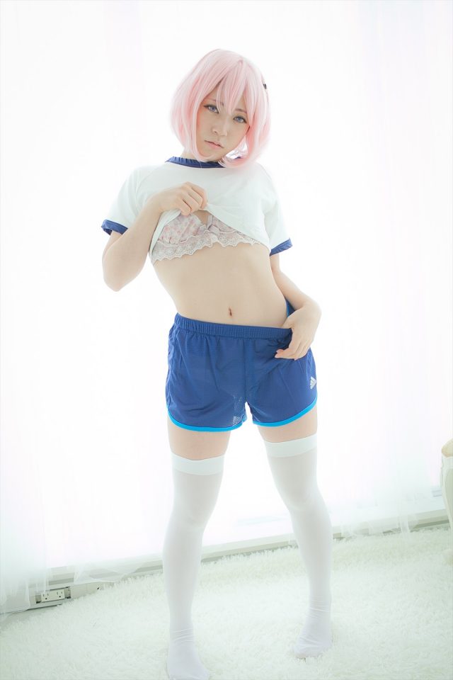 To LOVEる モモ・ベリア・デビルークの体操服コスプレでパンチラやパン線がエロい画像