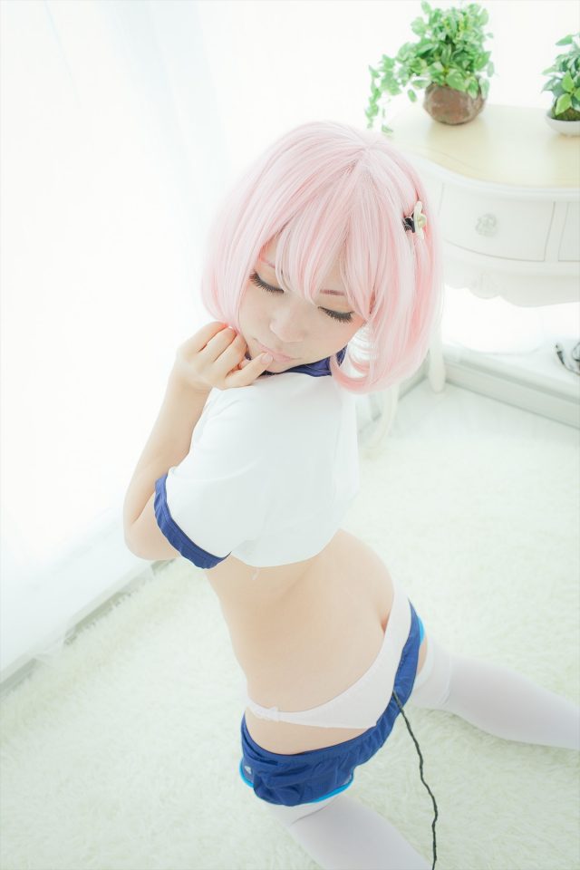 To LOVEる モモ・ベリア・デビルークの体操服コスプレでパンチラやパン線がエロい画像