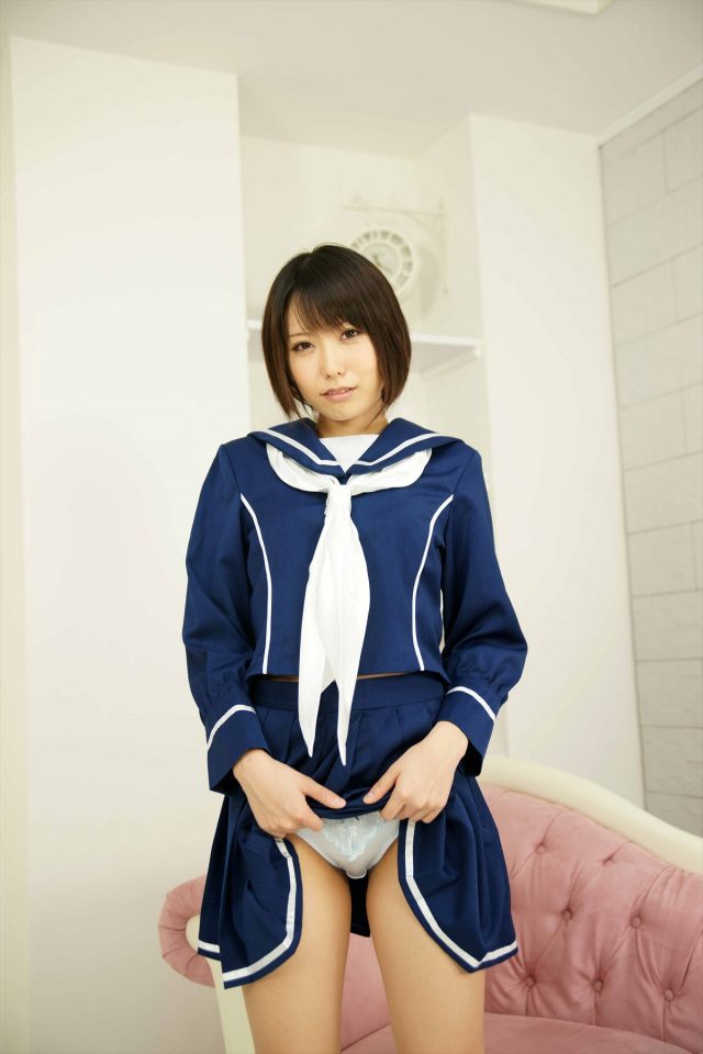 有村千佳 『ラブプラス』 冬服セーラー服でパンチラするエロ画像