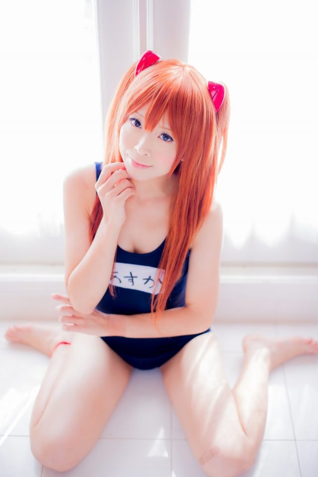 コスプレイヤー 真白ゆき 体のラインが丸出しでエロい アスカ(新世紀エヴァンゲリオン)のスク水コスプレ画像
