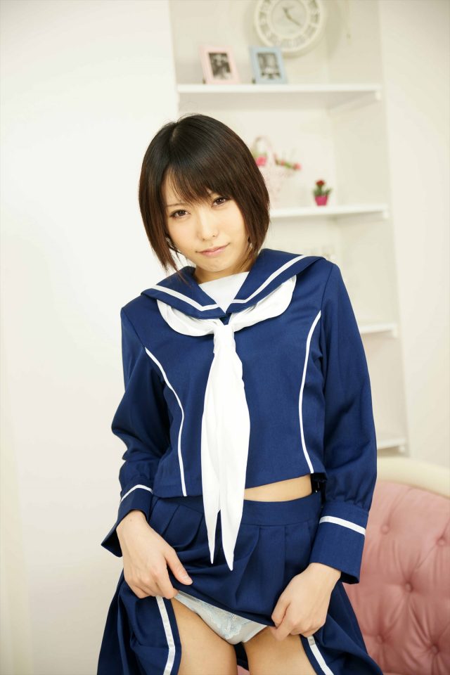 有村千佳 『ラブプラス』 冬服セーラー服でパンチラするエロ画像