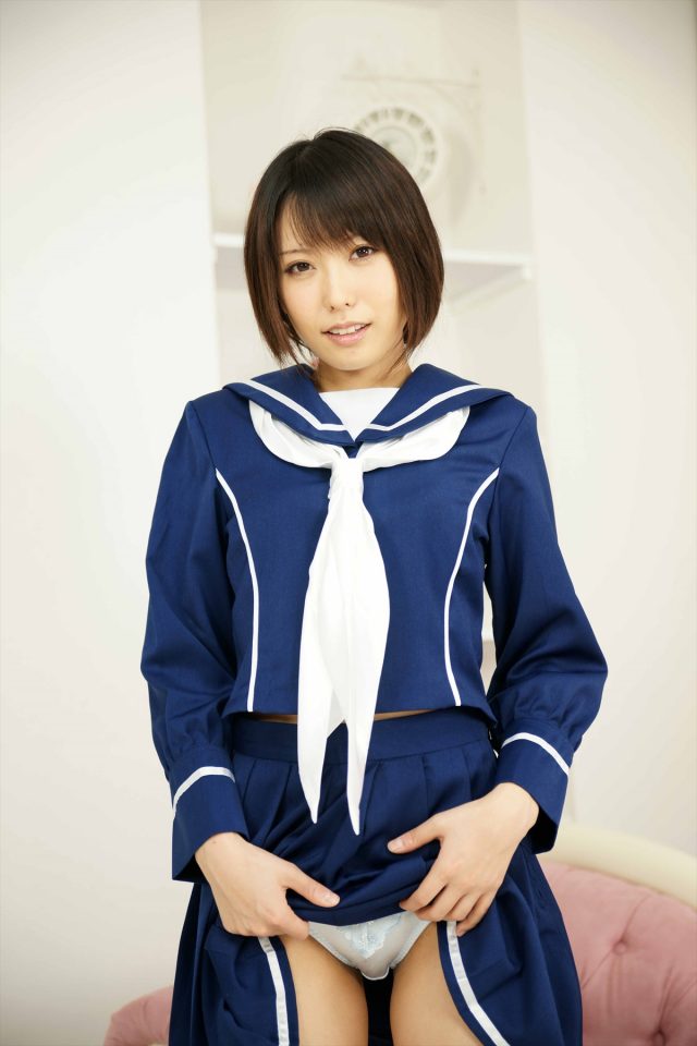 有村千佳 『ラブプラス』 冬服セーラー服でパンチラするエロ画像