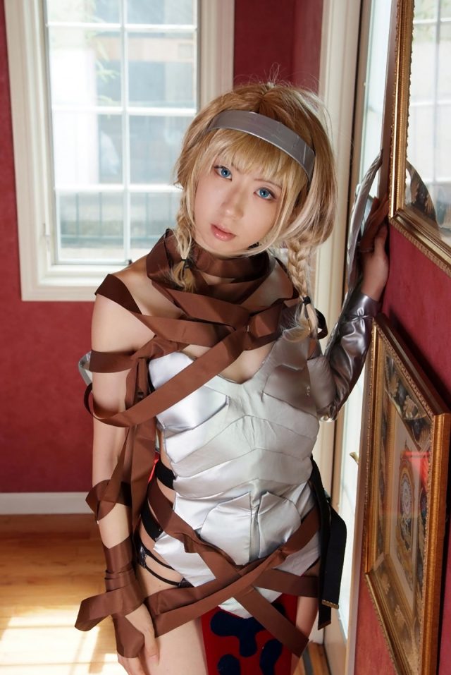 コスプレイヤー 桜井さち まんぐり返しで食い込んだ股間がエロい 『クイーンズブレイド』 レイナのコスプレ画像