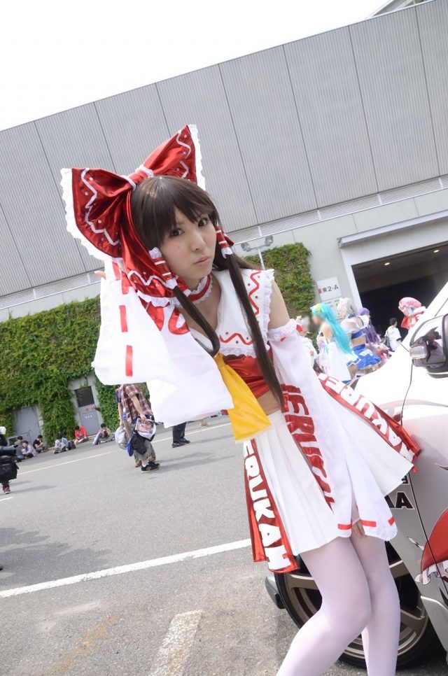 コスプレイヤー 璃波 パンツが見えそうなミニスカに白ニーハイがエロい 『東方レースクイーン』 博麗霊夢のコスプレ画像