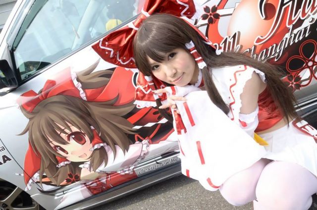 コスプレイヤー 璃波 パンツが見えそうなミニスカに白ニーハイがエロい 『東方レースクイーン』 博麗霊夢のコスプレ画像