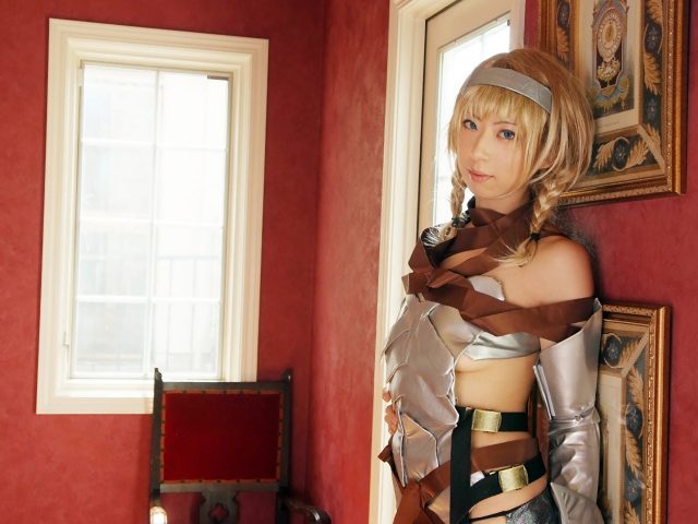 コスプレイヤー 桜井さち まんぐり返しで食い込んだ股間がエロい 『クイーンズブレイド』 レイナのコスプレ画像