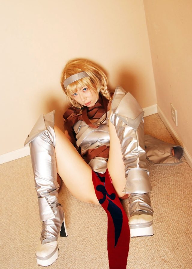 コスプレイヤー 桜井さち まんぐり返しで食い込んだ股間がエロい 『クイーンズブレイド』 レイナのコスプレ画像