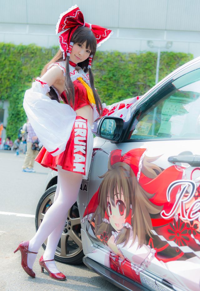 コスプレイヤー 璃波 パンツが見えそうなミニスカに白ニーハイがエロい 『東方レースクイーン』 博麗霊夢のコスプレ画像