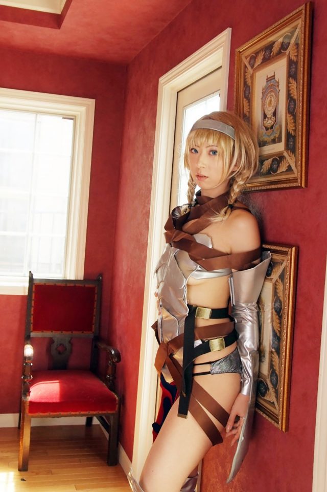 コスプレイヤー 桜井さち まんぐり返しで食い込んだ股間がエロい 『クイーンズブレイド』 レイナのコスプレ画像