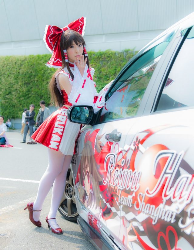 コスプレイヤー 璃波 パンツが見えそうなミニスカに白ニーハイがエロい 『東方レースクイーン』 博麗霊夢のコスプレ画像