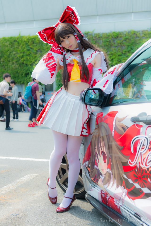 コスプレイヤー 璃波 パンツが見えそうなミニスカに白ニーハイがエロい 『東方レースクイーン』 博麗霊夢のコスプレ画像
