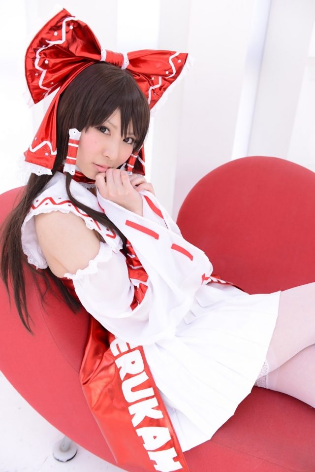 コスプレイヤー 璃波 パンツが見えそうなミニスカに白ニーハイがエロい 『東方レースクイーン』 博麗霊夢のコスプレ画像