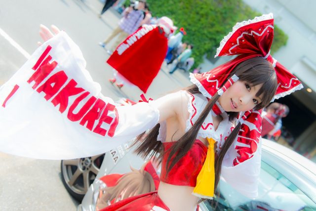 コスプレイヤー 璃波 パンツが見えそうなミニスカに白ニーハイがエロい 『東方レースクイーン』 博麗霊夢のコスプレ画像