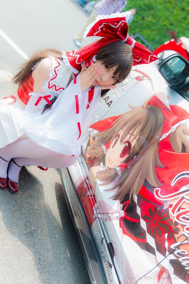 コスプレイヤー 璃波 パンツが見えそうなミニスカに白ニーハイがエロい 『東方レースクイーン』 博麗霊夢のコスプレ画像