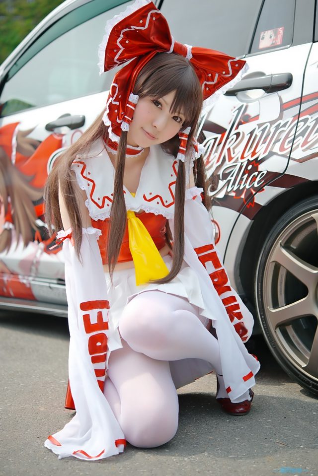 コスプレイヤー 璃波 パンツが見えそうなミニスカに白ニーハイがエロい 『東方レースクイーン』 博麗霊夢のコスプレ画像