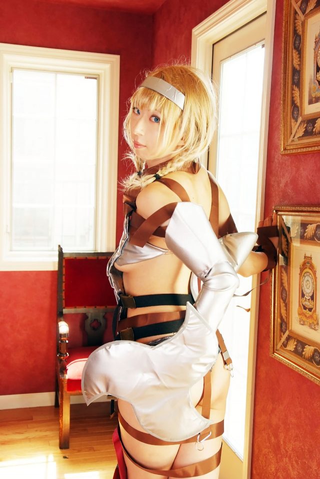 コスプレイヤー 桜井さち まんぐり返しで食い込んだ股間がエロい 『クイーンズブレイド』 レイナのコスプレ画像