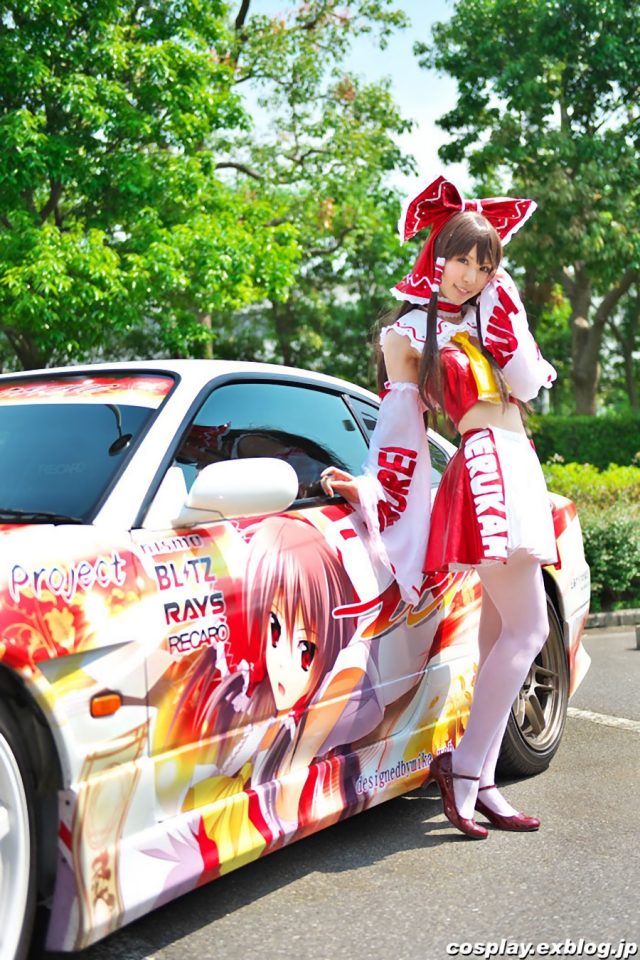 コスプレイヤー 璃波 パンツが見えそうなミニスカに白ニーハイがエロい 『東方レースクイーン』 博麗霊夢のコスプレ画像