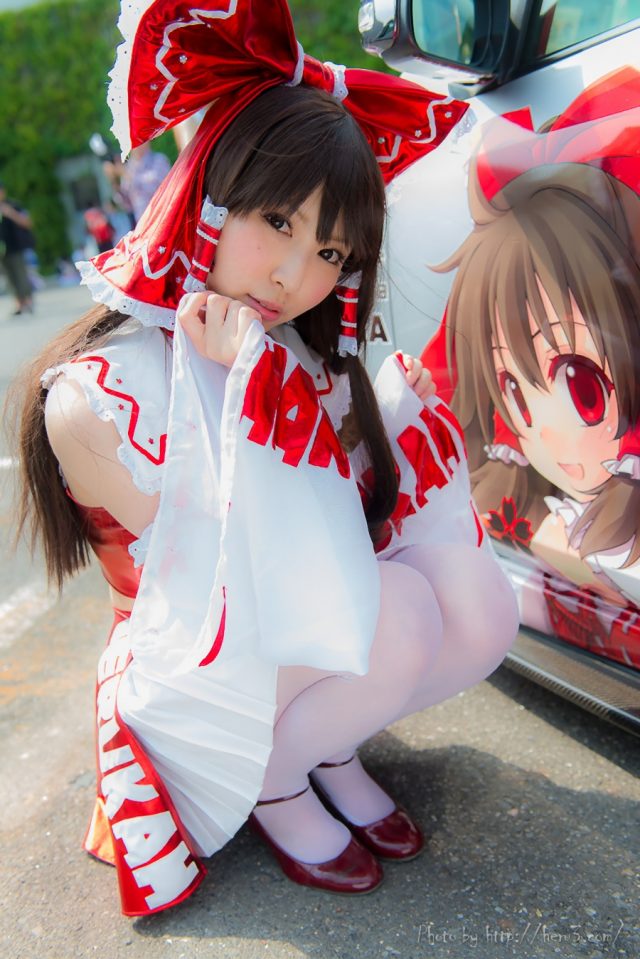 コスプレイヤー 璃波 パンツが見えそうなミニスカに白ニーハイがエロい 『東方レースクイーン』 博麗霊夢のコスプレ画像