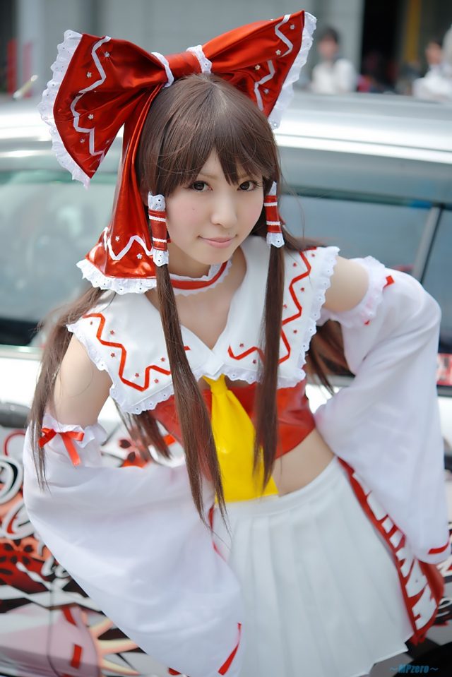 コスプレイヤー 璃波 パンツが見えそうなミニスカに白ニーハイがエロい 『東方レースクイーン』 博麗霊夢のコスプレ画像