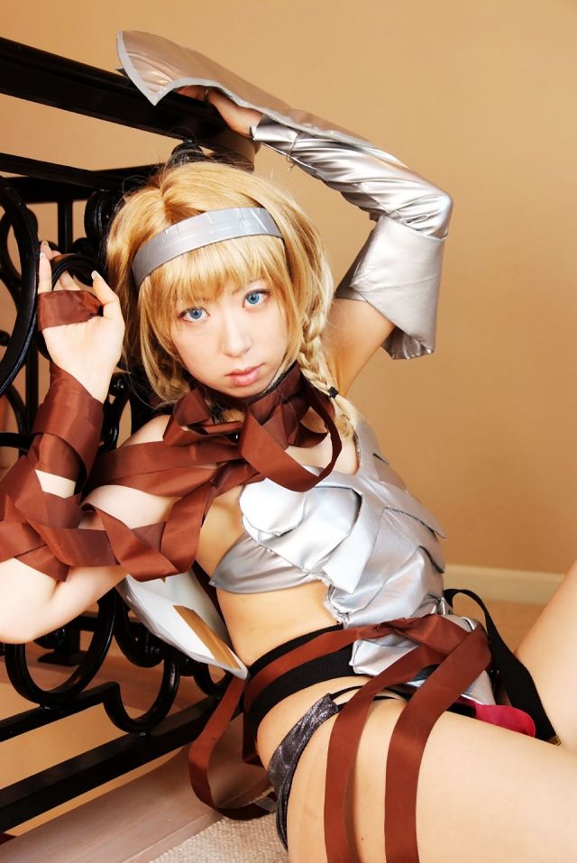 コスプレイヤー 桜井さち まんぐり返しで食い込んだ股間がエロい 『クイーンズブレイド』 レイナのコスプレ画像