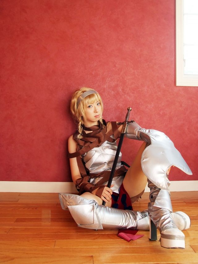 コスプレイヤー 桜井さち まんぐり返しで食い込んだ股間がエロい 『クイーンズブレイド』 レイナのコスプレ画像