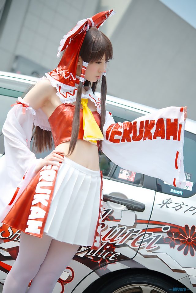 コスプレイヤー 璃波 パンツが見えそうなミニスカに白ニーハイがエロい 『東方レースクイーン』 博麗霊夢のコスプレ画像