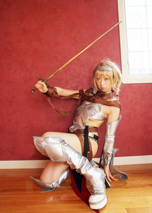 コスプレイヤー 桜井さち まんぐり返しで食い込んだ股間がエロい 『クイーンズブレイド』 レイナのコスプレ画像