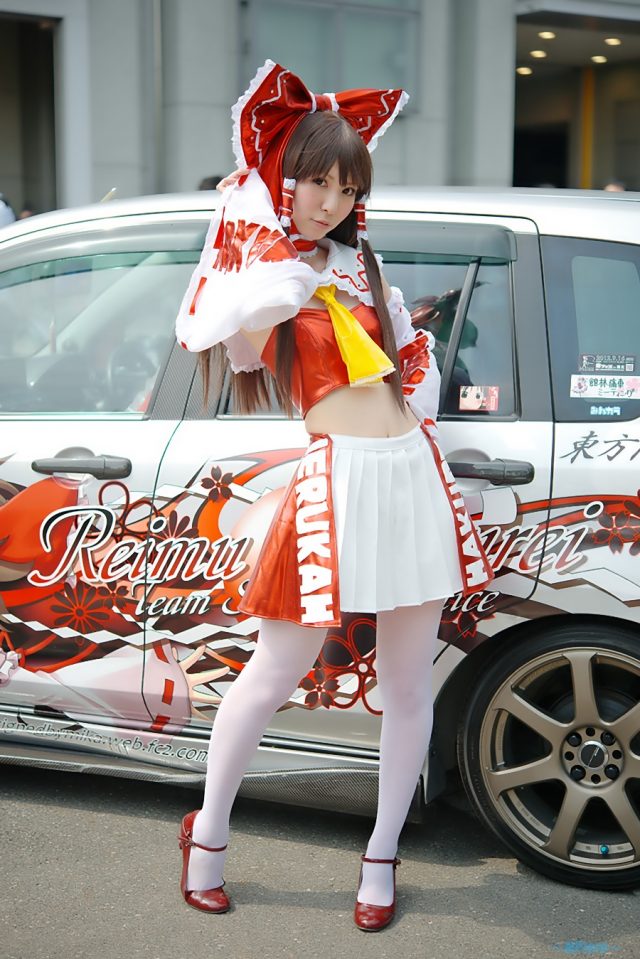 コスプレイヤー 璃波 パンツが見えそうなミニスカに白ニーハイがエロい 『東方レースクイーン』 博麗霊夢のコスプレ画像