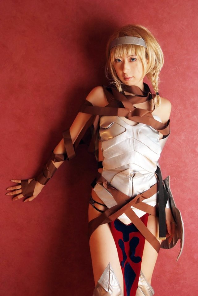 コスプレイヤー 桜井さち まんぐり返しで食い込んだ股間がエロい 『クイーンズブレイド』 レイナのコスプレ画像