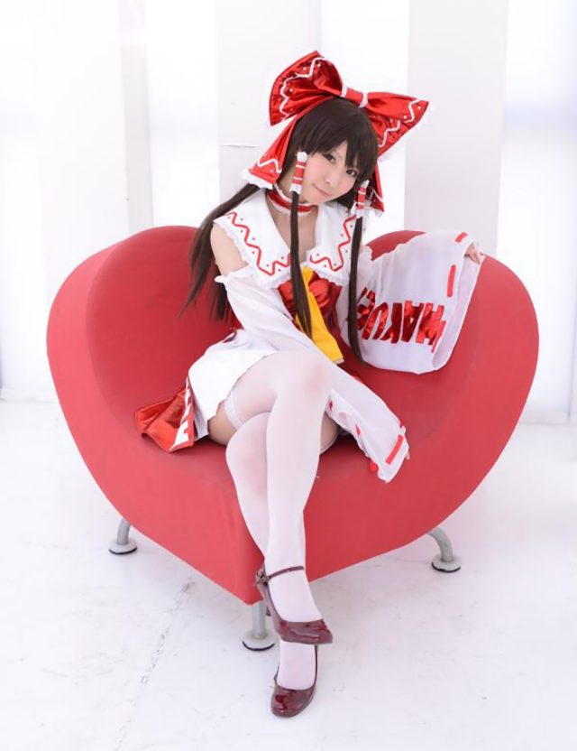 コスプレイヤー 璃波 パンツが見えそうなミニスカに白ニーハイがエロい 『東方レースクイーン』 博麗霊夢のコスプレ画像