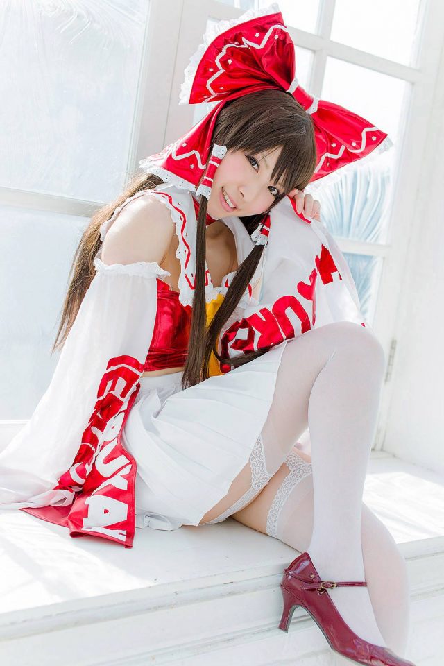 コスプレイヤー 璃波 パンツが見えそうなミニスカに白ニーハイがエロい 『東方レースクイーン』 博麗霊夢のコスプレ画像