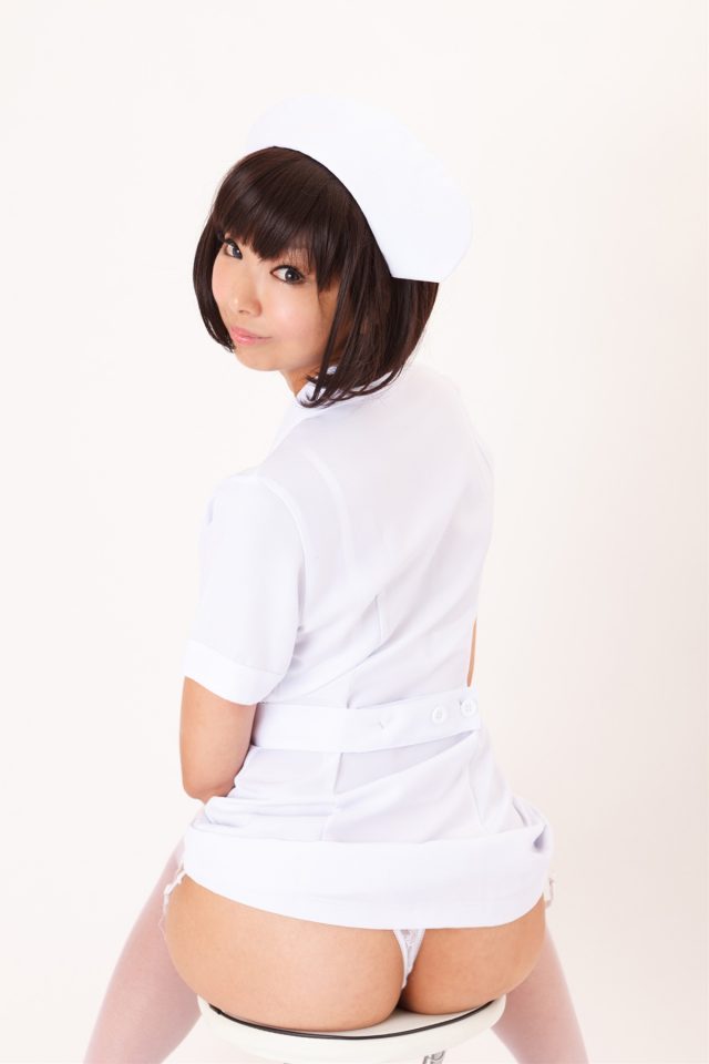 コスプレイヤー 猫子 Tバックが食い込んだ股間がエロい ナースのコスプレ画像