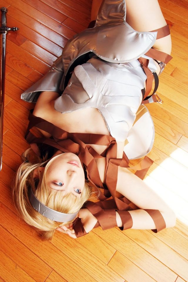 コスプレイヤー 桜井さち まんぐり返しで食い込んだ股間がエロい 『クイーンズブレイド』 レイナのコスプレ画像