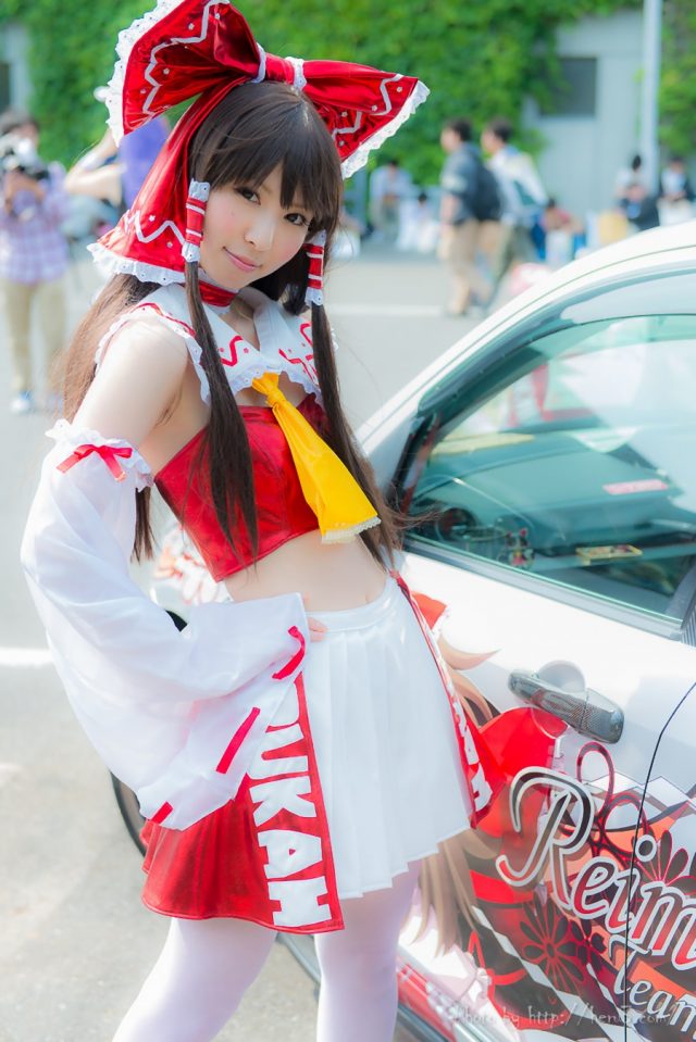 コスプレイヤー 璃波 パンツが見えそうなミニスカに白ニーハイがエロい 『東方レースクイーン』 博麗霊夢のコスプレ画像