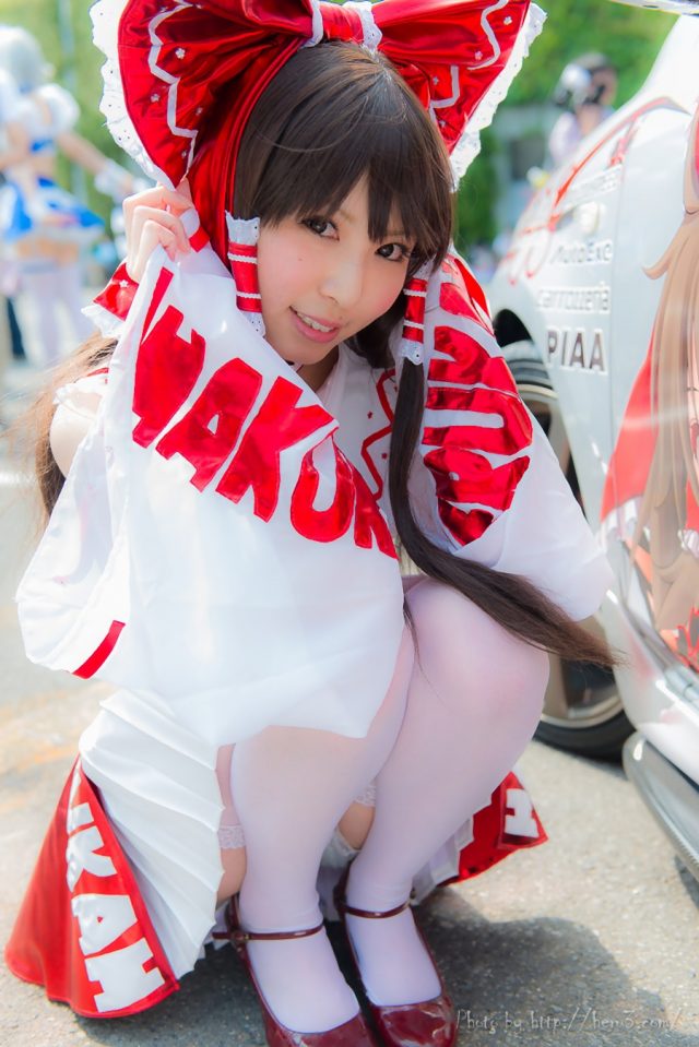 コスプレイヤー 璃波 パンツが見えそうなミニスカに白ニーハイがエロい 『東方レースクイーン』 博麗霊夢のコスプレ画像