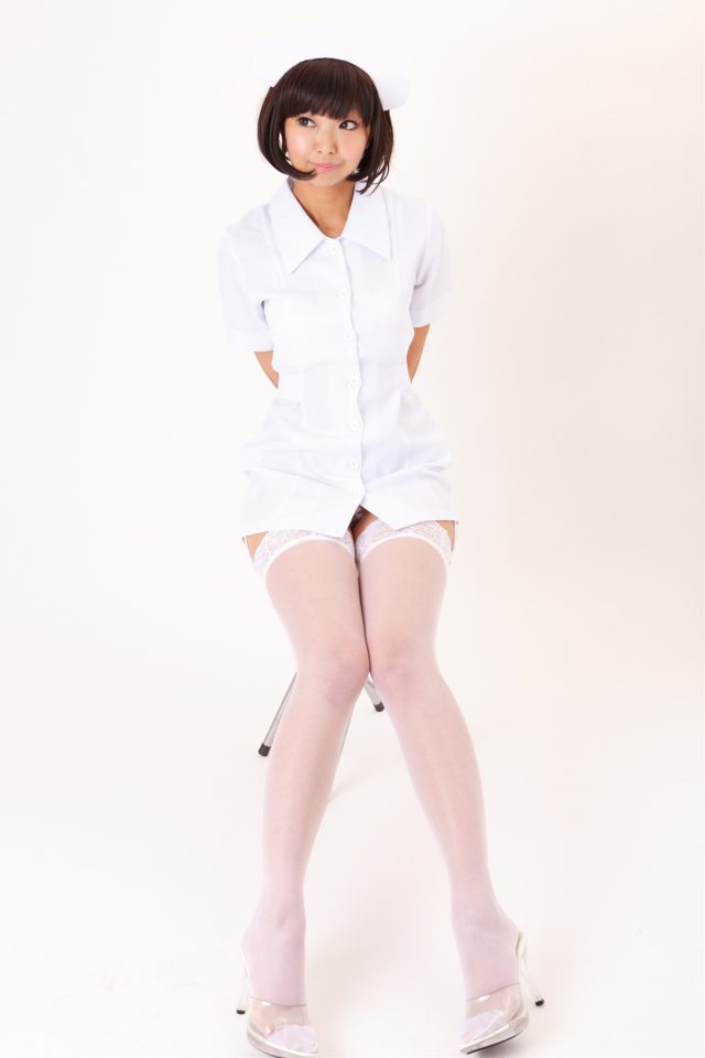 コスプレイヤー 猫子 Tバックが食い込んだ股間がエロい ナースのコスプレ画像