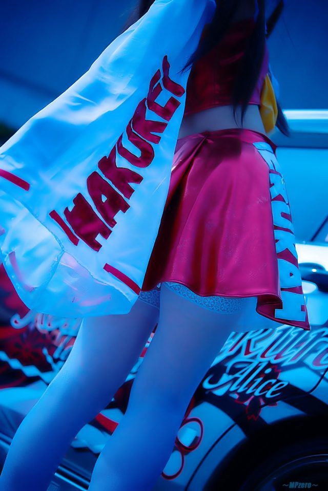 コスプレイヤー 璃波 パンツが見えそうなミニスカに白ニーハイがエロい 『東方レースクイーン』 博麗霊夢のコスプレ画像