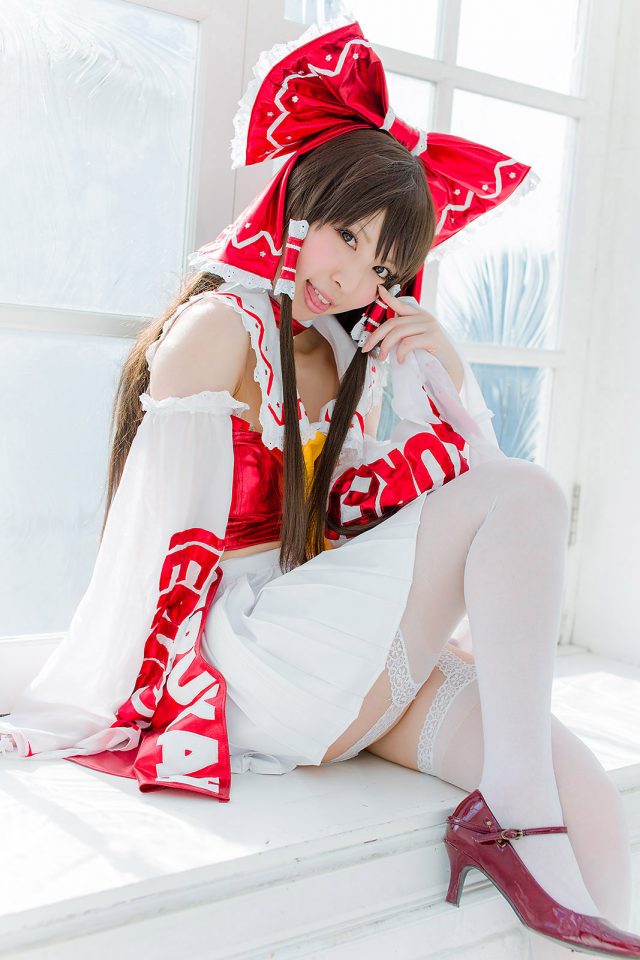 コスプレイヤー 璃波 パンツが見えそうなミニスカに白ニーハイがエロい 『東方レースクイーン』 博麗霊夢のコスプレ画像