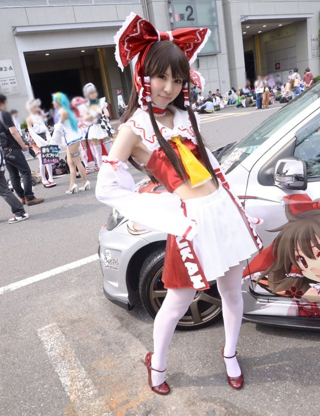 コスプレイヤー 璃波 パンツが見えそうなミニスカに白ニーハイがエロい 『東方レースクイーン』 博麗霊夢のコスプレ画像