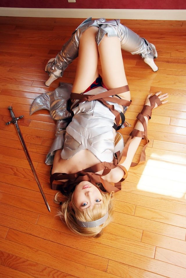 コスプレイヤー 桜井さち まんぐり返しで食い込んだ股間がエロい 『クイーンズブレイド』 レイナのコスプレ画像