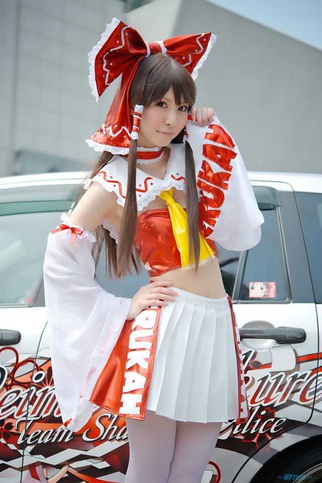 コスプレイヤー 璃波 パンツが見えそうなミニスカに白ニーハイがエロい 『東方レースクイーン』 博麗霊夢のコスプレ画像