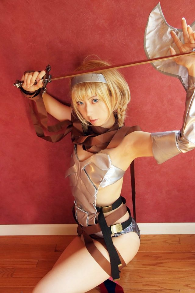 コスプレイヤー 桜井さち まんぐり返しで食い込んだ股間がエロい 『クイーンズブレイド』 レイナのコスプレ画像