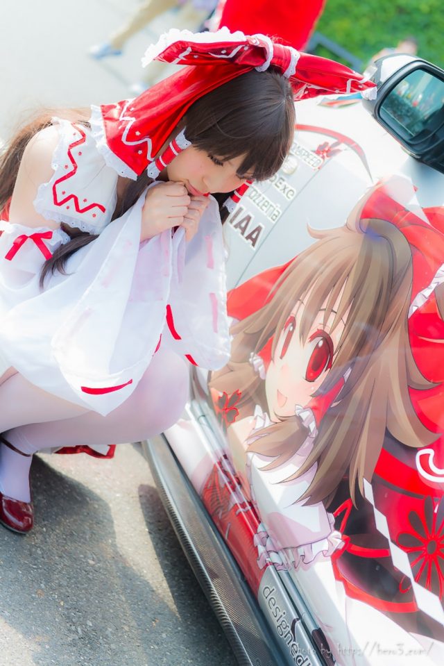 コスプレイヤー 璃波 パンツが見えそうなミニスカに白ニーハイがエロい 『東方レースクイーン』 博麗霊夢のコスプレ画像