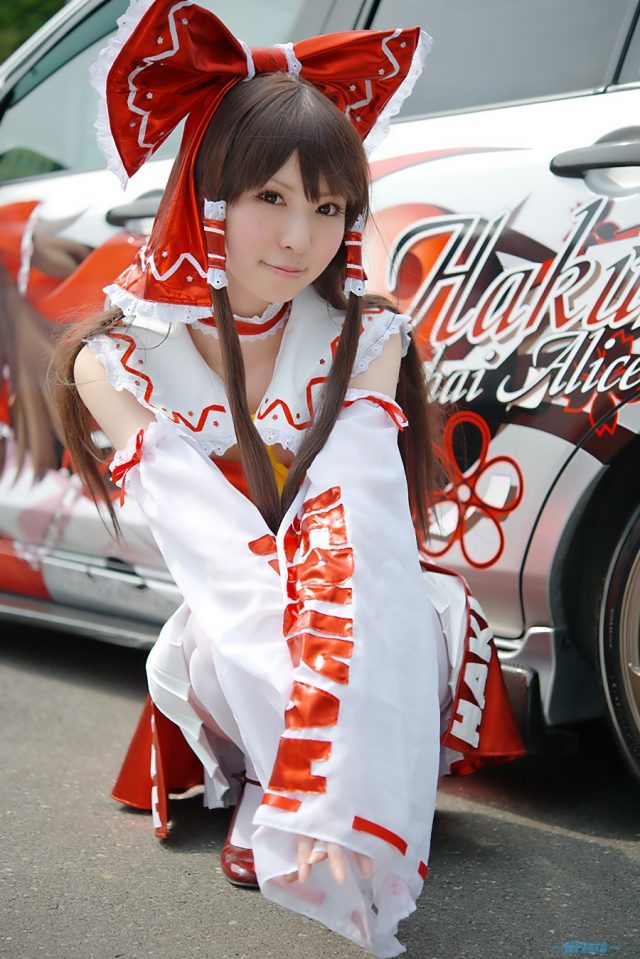 コスプレイヤー 璃波 パンツが見えそうなミニスカに白ニーハイがエロい 『東方レースクイーン』 博麗霊夢のコスプレ画像