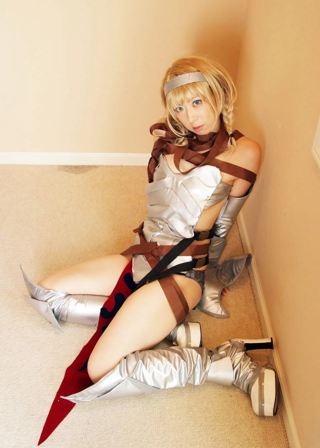 コスプレイヤー 桜井さち まんぐり返しで食い込んだ股間がエロい 『クイーンズブレイド』 レイナのコスプレ画像