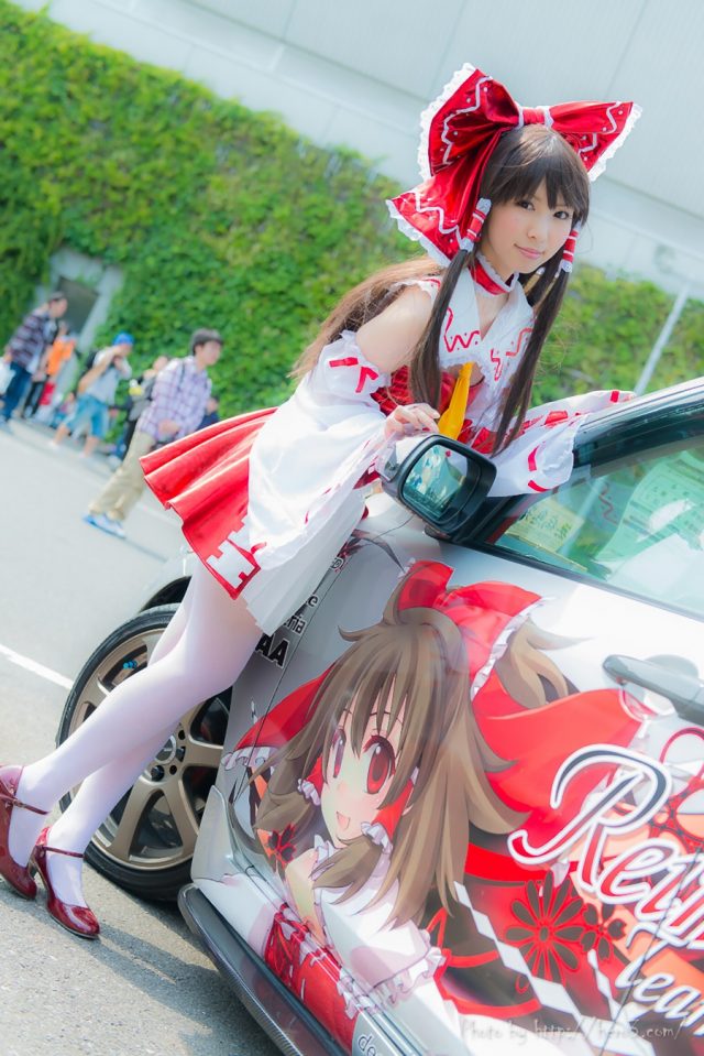 コスプレイヤー 璃波 パンツが見えそうなミニスカに白ニーハイがエロい 『東方レースクイーン』 博麗霊夢のコスプレ画像