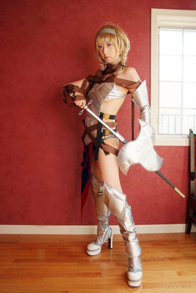 コスプレイヤー 桜井さち まんぐり返しで食い込んだ股間がエロい 『クイーンズブレイド』 レイナのコスプレ画像