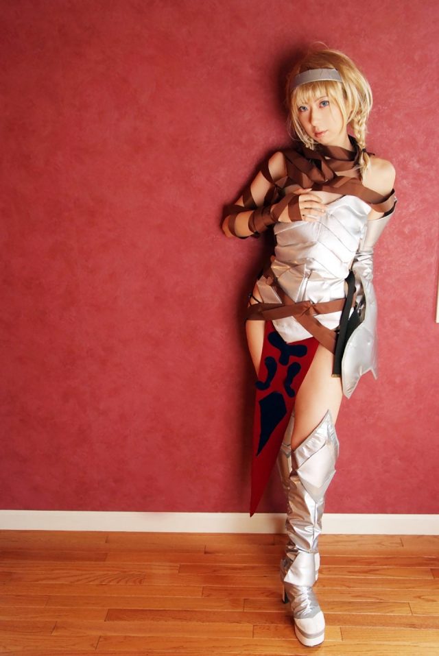 コスプレイヤー 桜井さち まんぐり返しで食い込んだ股間がエロい 『クイーンズブレイド』 レイナのコスプレ画像