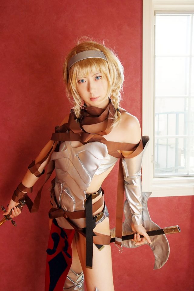 コスプレイヤー 桜井さち まんぐり返しで食い込んだ股間がエロい 『クイーンズブレイド』 レイナのコスプレ画像
